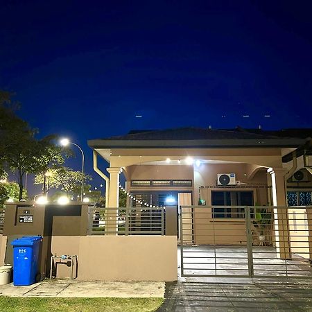Quayside Cove Homestay - Corner House, Shah Alam Rimbayu Netflix Syok Tv Bbq Esterno foto